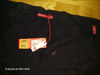 Pantalón ancho negro con detalles rojos