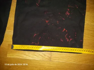 Pantalón ancho negro con detalles rojos