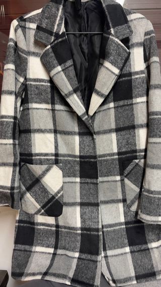 Abrigo de cuadros blanco, negro y gris