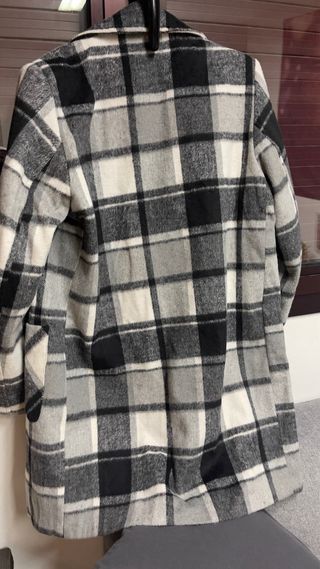 Abrigo de cuadros blanco, negro y gris
