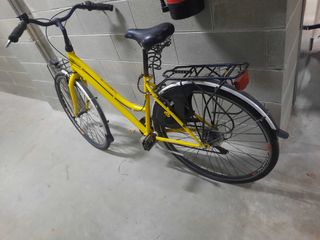 Bicicletta gialla da città