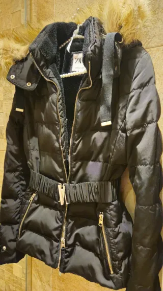 Abrigo plumífero Zara con cinturón