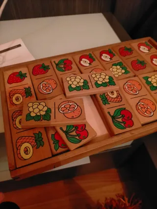 Dominó de madera con frutas