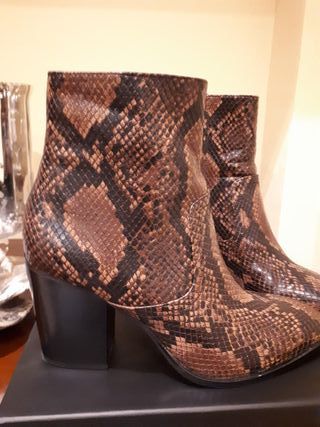 Botines de piel efecto serpiente