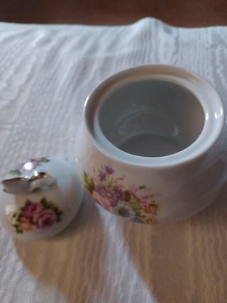 Zuccheriera antica con decori floreali in porcella