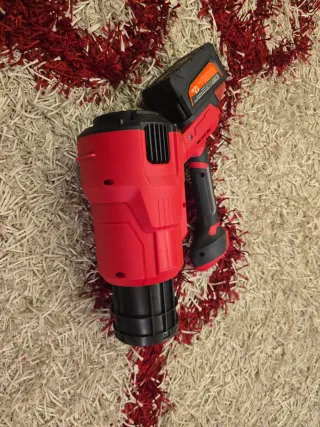 Soffiatore a batteria rosso e nero a batterie