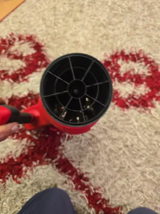 Soffiatore a batteria rosso e nero a batterie