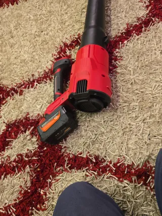 Soffiatore a batteria rosso e nero a batterie