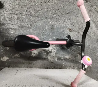 Bicicleta de equilibrio rosa