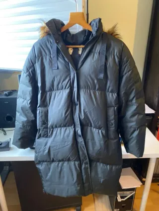 Abrigo plumífero Zara gris con capucha overcize