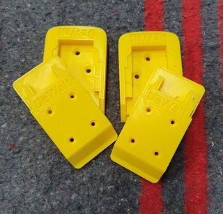 DEWALT 18V --2 Soportes para batería y 2 herramien