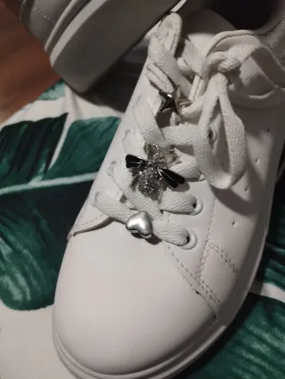 Zapatillas blancas con adornos plateados