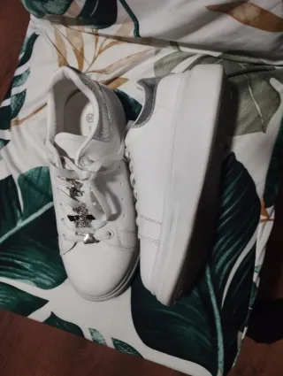 Zapatillas blancas con adornos plateados
