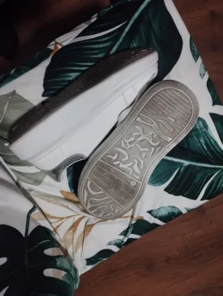 Zapatillas blancas con adornos plateados