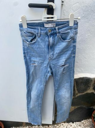 Vaqueros Stradivarius desgastados talla 34
