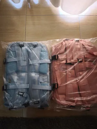 Mochilas grises y rosas