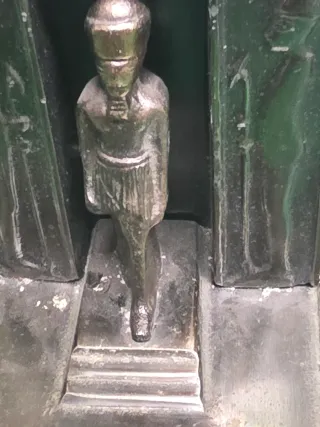 Figura decorativa estilo egipcio