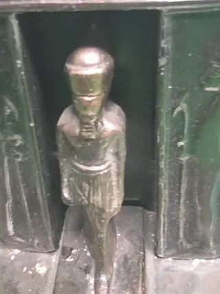 Figura decorativa estilo egipcio