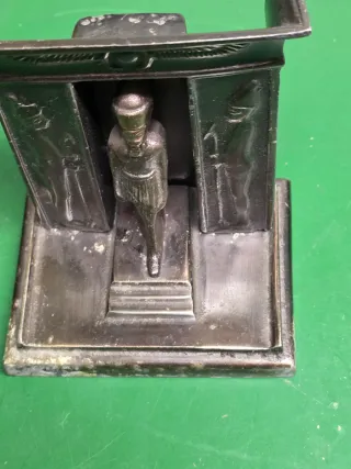 Figura decorativa estilo egipcio