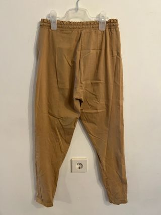 Pantalón jogger mujer beige