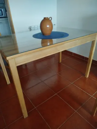 Mesa de comedor de madera