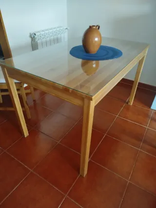 Mesa de comedor de madera