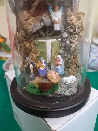 Presepe artigianale sotto campana di vetro