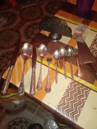 Set di posate antiche con cucchiai e forchette