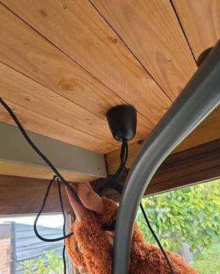 Lámpara colgante negra y madera