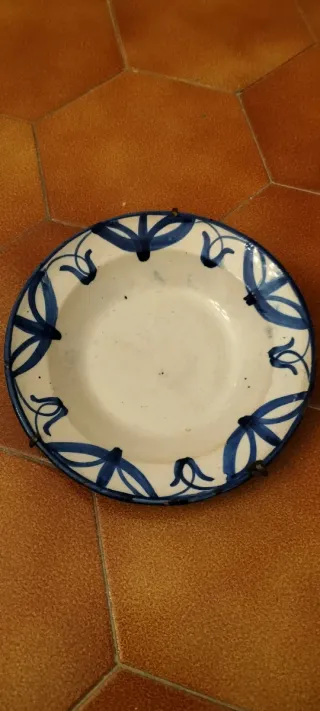 Plato antiguo decorado azul y blanco