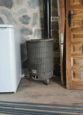 Estufa de leña metálica