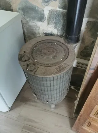 Estufa de leña metálica