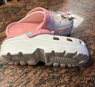 Calzado tipo Crocs nuevo con pines
