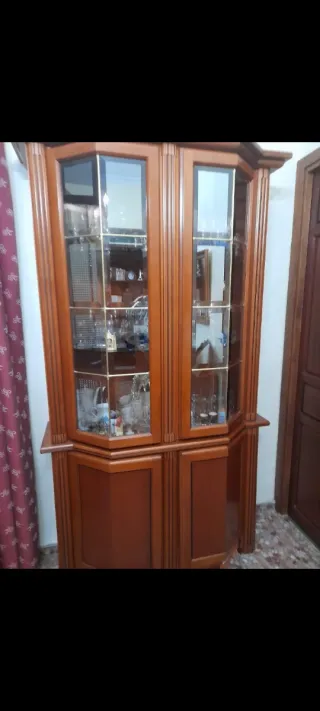 Vitrina de nogal con puertas de cristal