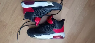 Zapatillas Jordan Talla 42 Negras Rojas