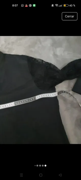 Blusa negra con bordado de encaje