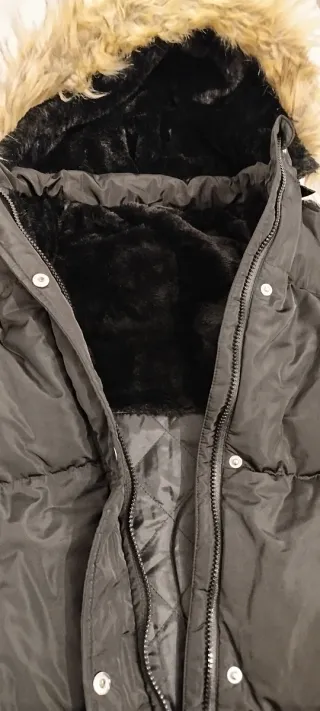 Abrigo negro con capucha y pelo