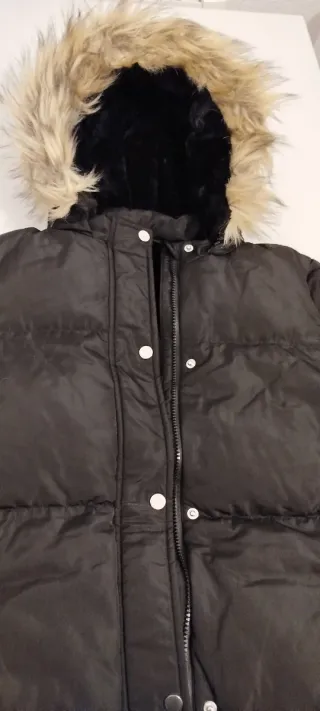 Abrigo negro con capucha y pelo