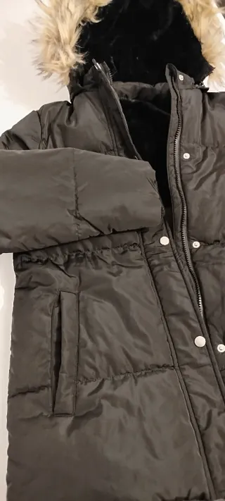 Abrigo negro con capucha y pelo