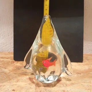Figura de cristal con pez naranja