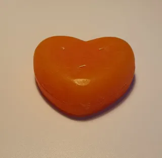 Candela a forma di cuore arancione