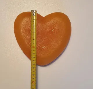 Candela a forma di cuore arancione