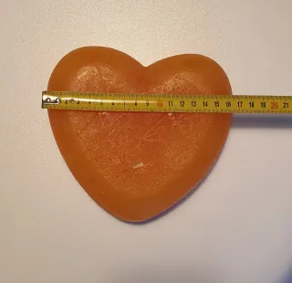 Candela a forma di cuore arancione