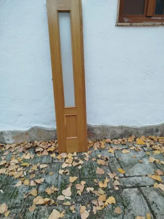 Puerta de madera con cristal