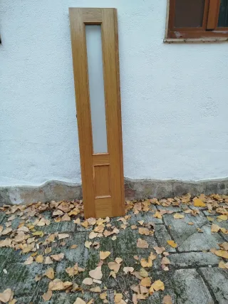 Puerta de madera con cristal