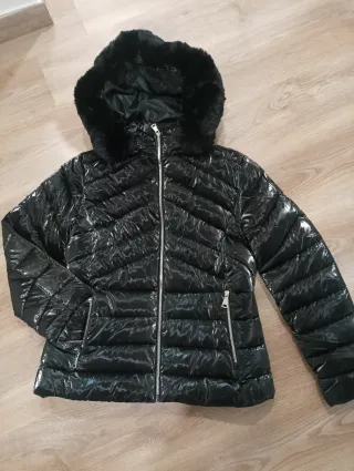 Abrigo acolchado negro con capucha