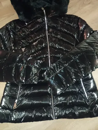 Abrigo acolchado negro con capucha