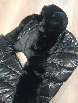 Abrigo acolchado negro con capucha