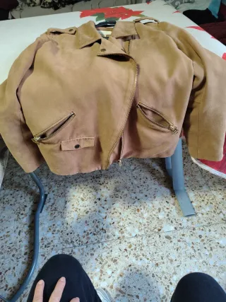 Chaqueta de mujer marrón con cremalleras doradas