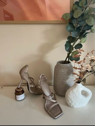 Sandalias Mango tacón color gris topo